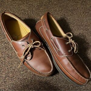 𝅺TIMBERLAND genuine leather boat shoes in root beer brown. Pristine condition.